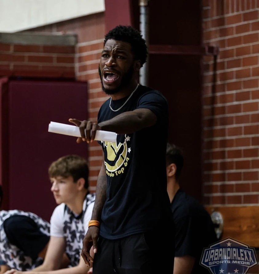Coach Alontay coaching from the sideline